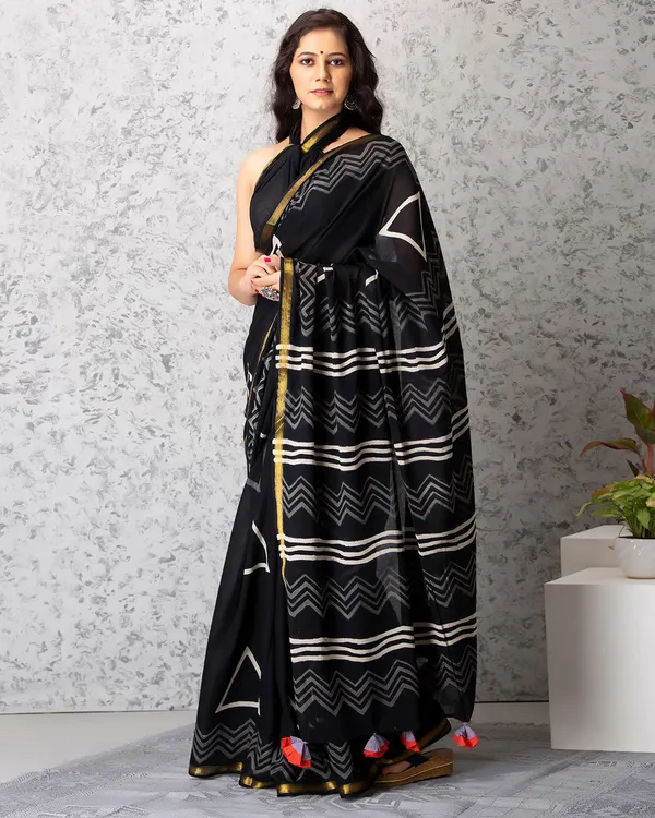 White_Cotton_Geometric_Hblock_Print_Mulmul_Saree_For_Women